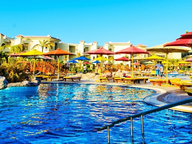 у бассейна.jpg у бассейна.jpg